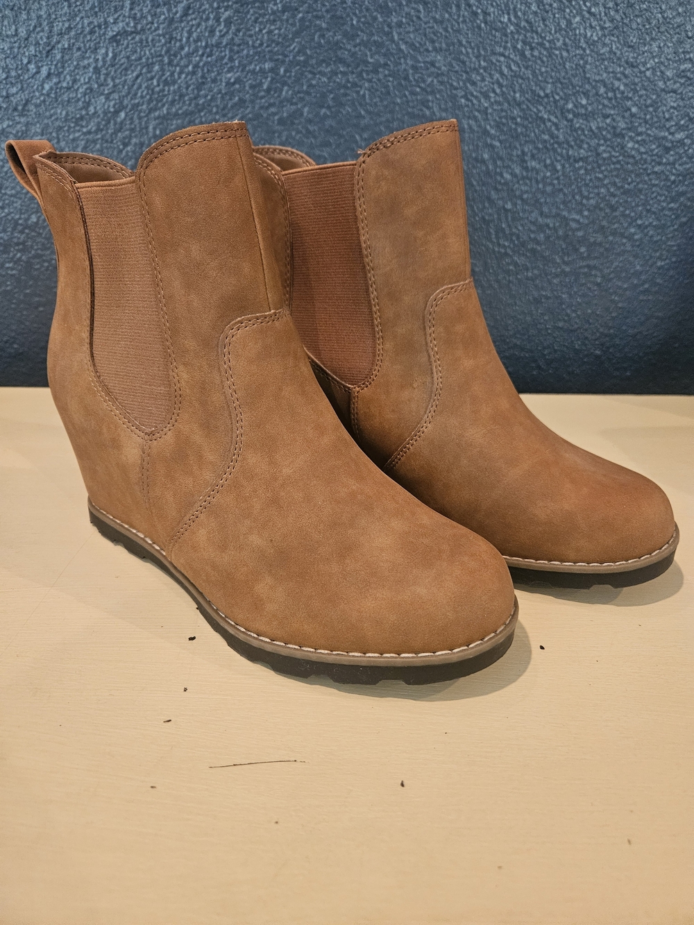 NEW Universal Thread Women’s Wedge Hidden Heel Chelsea Booties - Brown